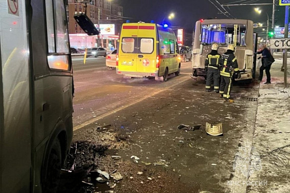 8 человек получили травмы при столкновении двух автобусов в Иванове